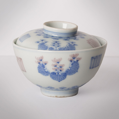 Blue and white and copper red porcelain tea bowl and cover, by Hakuzan (side 2), Japan, Meiji era, early 20th century