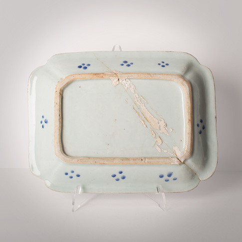 Blue and white porcelain dish (underside), China, Qianlong period, circa 1750-1770