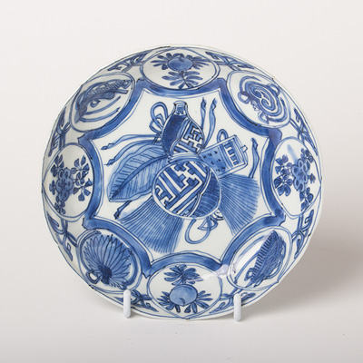 Kraak blue and white porcelain saucer dish, China, Ming Dynasty, circa 1600