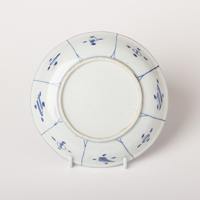 Kraak blue and white porcelain saucer dish (bottom), China, Ming Dynasty, circa 1600