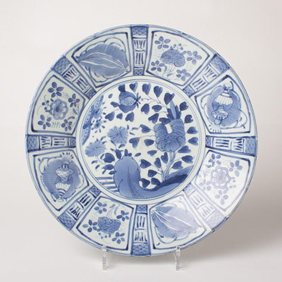 Arita blue and white porcelain dish, Japan, circa 1670