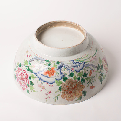 Large famille rose export porcelain bowl (bottom, side), China, Qianlong, circa 1760