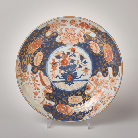 Imari porcelain dish, China, Qianlong, 18th century