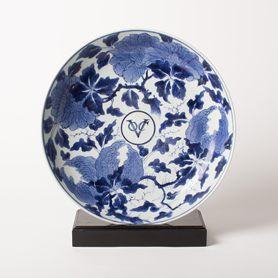 Rare Arita blue and white VOC charger for the Dutch East India Company, Japan, Edo Period, circa 1690 Rare Arita blue and white VOC charger for the Dutch East India Company, Japan, Edo Period, circa 1690